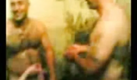 A fiatal lány baszik nagyon nedves punci barátja amatőr videó.