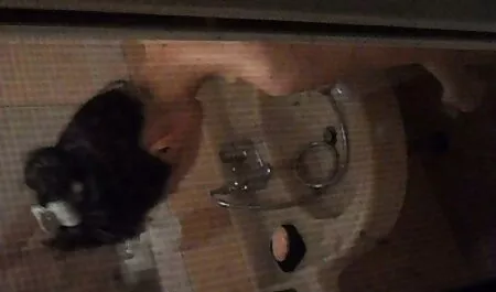 Vörös maszturbál a kamera öreglányok pinája előtt, rábaszik.
