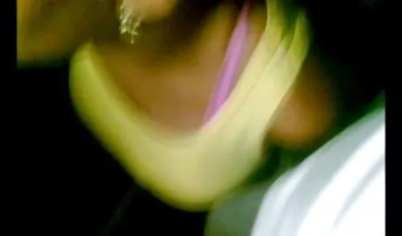 Szexi ladyboy Tina punci spriccel fekete fehérnemű