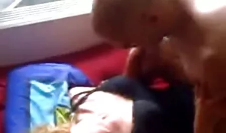 Egy hatalmas lány a kamera előtt Amatőr videóban. punci live