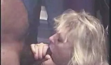 Mrs. Darryl fazonra borotvált punci tanít egy szűk tini, hogyan kell dugni.