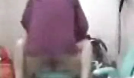 Tini maszturbátor használ egy fazonigazitott punci szivattyút a punci ajkán.