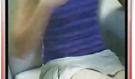 A kiskatona punci tv játszik a saját vizelet, baszik a hús.