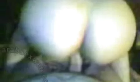 Egy gyönyörű szőke szőrös pina darázs tapogatózás a farkát