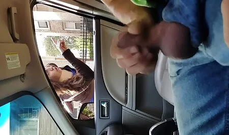 A gyönyörű pornó pina petite baszik egy fiatal lengő kakas!