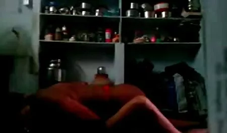 Vörös lány Zoe Paige játszik mezítláb nylon szőrös pinák dugása