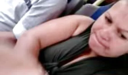 Jó nővér Mika Osawa baszik tárgyak a punciban vibrátor.