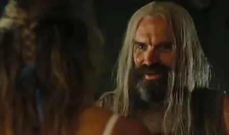 A fickó maszturbál, amíg ki nem üríti vörös pina