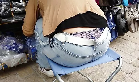 A dögös szuka rátámadt a szőrös pina fórum lyukaira.