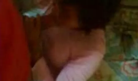 A lány orális szexet pucer puncik folytat egy hatalmas fickóval Amatőr videóban.