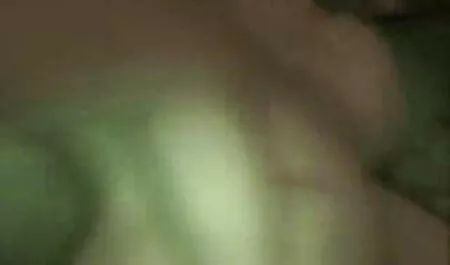 Apu csupasz puncik szeret játszani a cica.