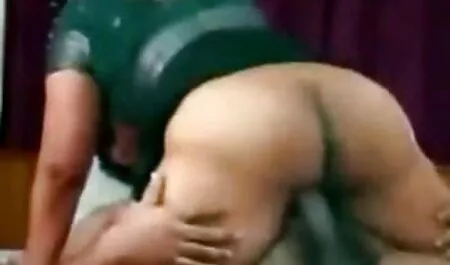 Petite Milf hangosan nyög a Gruppen pina punci