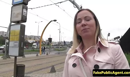 Egy aranyos lány baszik az ujjait, pinamania majd nedves a puncija