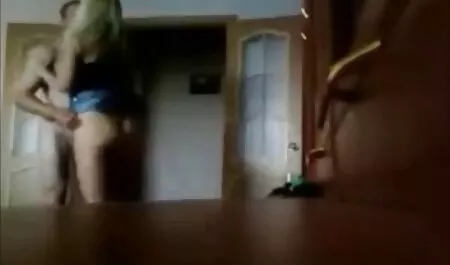Két srác nyalogatja a kurva amatőr videó. szexi puncik